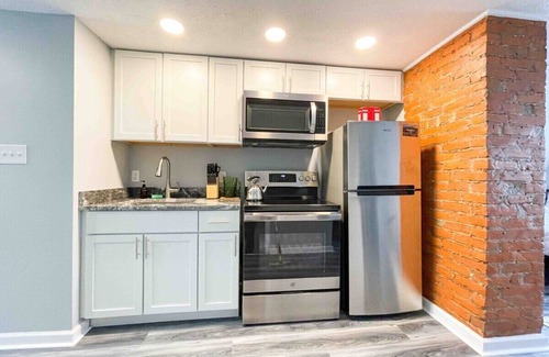 Cleveland Apartment | Enjoy a stylish experience at this centrally-located studio (third floor of a triplex)