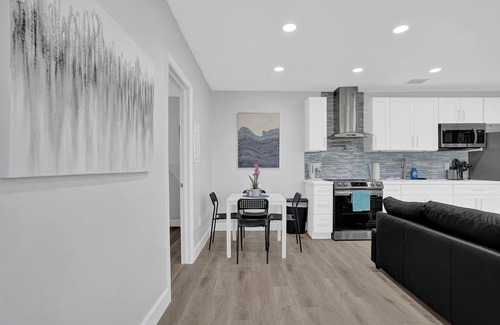Hollywood House | Enjoy a stylish, relaxing, luxurious experience at this centrally-located Luxury Vacation Home