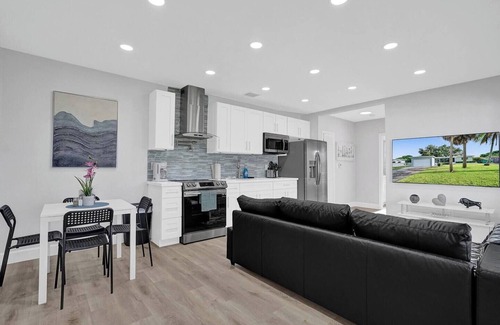Hollywood House | Enjoy a stylish, relaxing, luxurious experience at this centrally-located Luxury Vacation Home