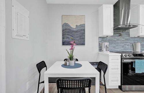 Hollywood House | Enjoy a stylish, relaxing, luxurious experience at this centrally-located Luxury Vacation Home