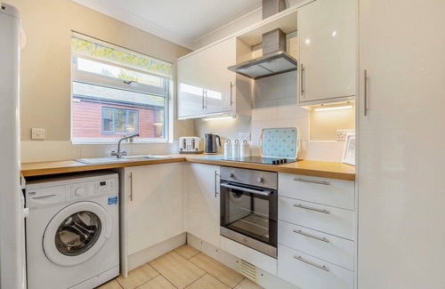 Aubourn Cottage | Enjoy a summer BBQ in the lawned garden.