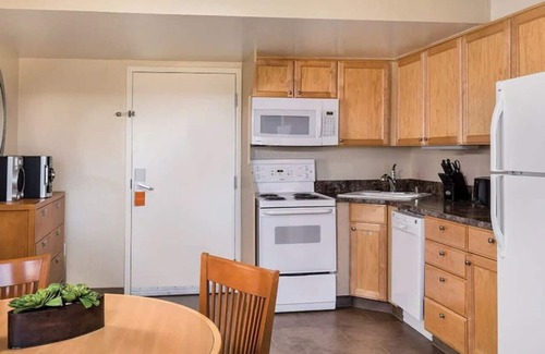 Downtown Reno Condo | Enjoy all Reno has to offer in this 2BD resort condo with outdoor pool/hot tub