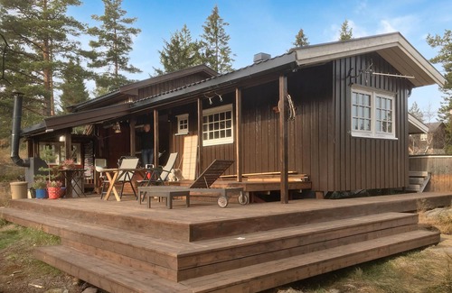 Lardal Municipality House | Enjoy an active vacation on Omholtfjell in this cozy cabin.