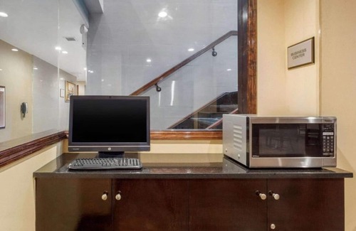 Greenwood House | Enjoy an indulgent stay with free coffee and a free daily newspaper!
