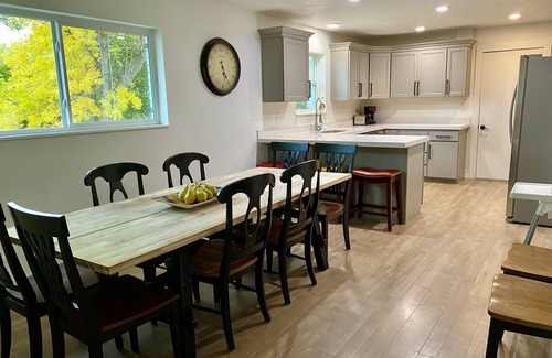 Lakeview House | Enjoy Artisan Bread ❤️ Quiet Rambler + Historic Park, Firepit, Pets, 2 Car Garage