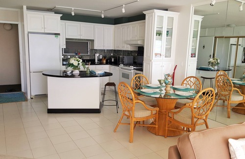 Diamond Head - Kapahulu - St. Louis Condo | Enjoy Beachside Living! Relax at the Popular Colony Surf #602