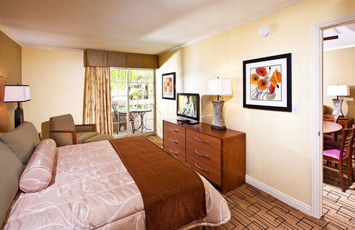 Solana Beach Hotel | Enjoy beautiful beaches of Del Mar, minutes to San Diego. Walk to restaurants.