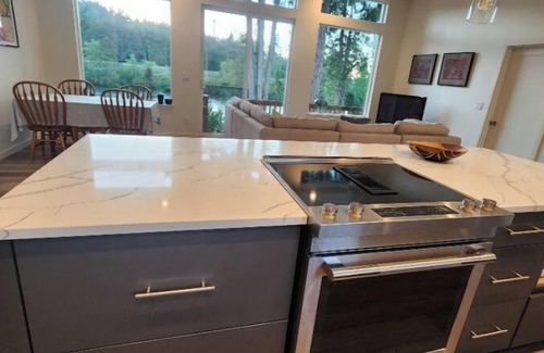 Springfield House | Enjoy Beautiful Sunsets on the Willamette River in a rural setting