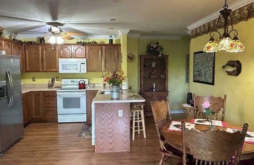 Hendersonville House | Enjoy beautiful sunrises & peace on Huckleberry Heaven’s 3.6 acres’ mountain top