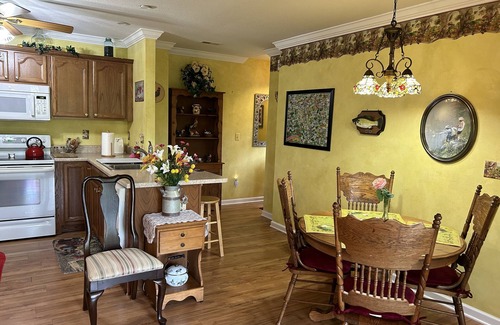 Hendersonville House | Enjoy beautiful sunrises & peace on Huckleberry Heaven’s 3.6 acres’ mountain top