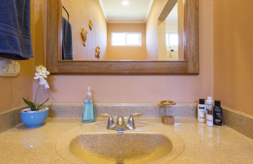 Ciudad Colon House | Enjoy beautiful weather in a wonderful space. Perfect for UPeace/remote worker