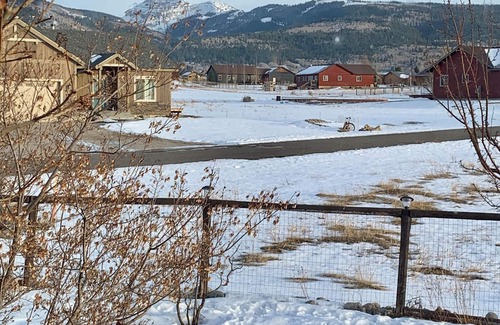 Victor House | Enjoy being home @ Fox Creek
