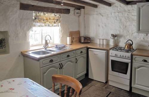 Crich Cottage | Enjoy both lake and river fishing on-site at this property.