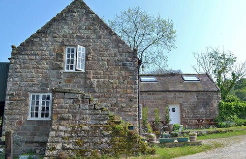 Crich Cottage | Enjoy both lake and river fishing on-site at this property.