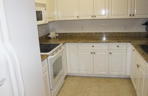 New Smyrna Beach Apartment | Enjoy breath taking sunsets in this 32 located right off the estuary OW10-403