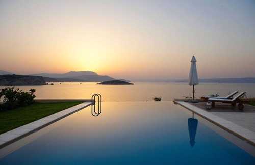 Plaka Villa | Enjoy breathtaking sunsets from the best infinity pool!