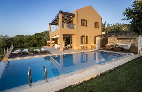 Plaka Villa | Enjoy breathtaking sunsets from the best infinity pool!