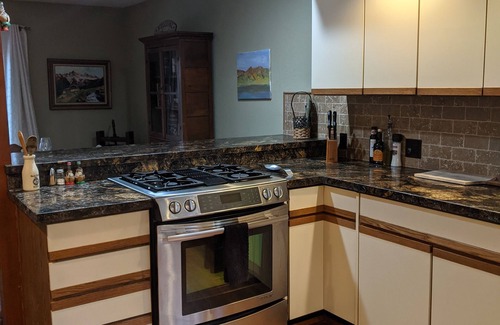 Angels Camp House | Enjoy concerts, wine, beer tasting, shopping or relaxing in town by Angels Creek