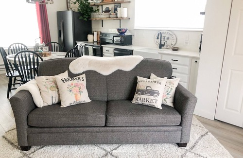 Monument House | Enjoy country living in this charming farmhouse guest cottage