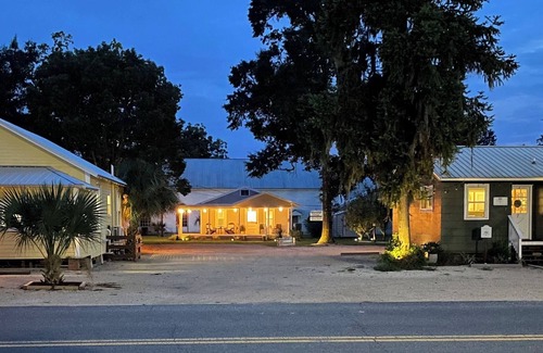 Crawfordville Cottage | Enjoy Crawfordville at the Courtyard’s Pelican Cottage.
