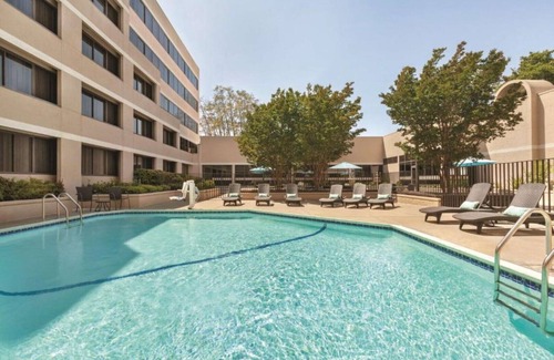 Sunnyvale House | Enjoy down-to-earth hospitality at our rooms !
