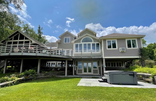 Peru House | Enjoy Every Season at this Serene Estate with Incredible Mountain Views !