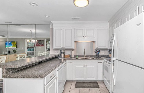 Surfside Beach Condo | ENJOY FALL WEATHER! BRING YOU BATHING SUIT!nSPACIOUS 2 BEDROOM-4 BLOCKS TO PIER.