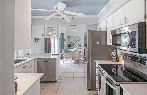 Englewood East House | Enjoy family fun in this 2/2 Englewood pool home - Avalon