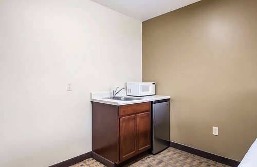 Aberdeen Hotel | Enjoy Free Breakfast! Also Comes w/Free Parking, Pet-friendly Property!
