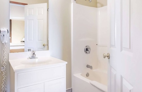 Aberdeen Hotel | Enjoy Free Breakfast! Also Comes w/Free Parking, Pet-friendly Property!