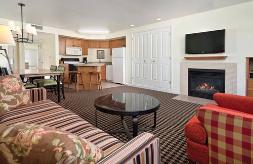 Angels Camp Condo | Enjoy Golf & the Sierra Nevada Beauty in this 2BD resort condo
