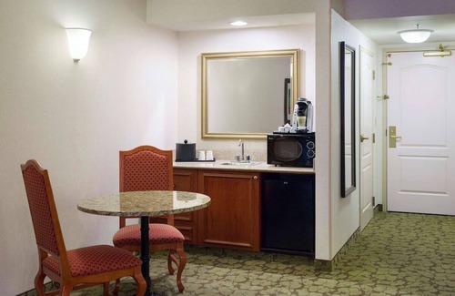 Silver Lane Hotel | Enjoy Hartford: Refreshing Stay with Free Parking, Near Attractions! Indoor Pool