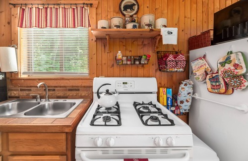 Amherst Cabin | ENJOY HOT TUB & MOUNTAIN VIEWS