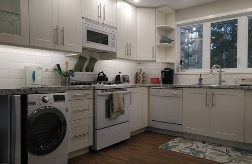 Southampton House | Enjoy Lake Huron breezes, natural surroundings and more at Corner Breeze