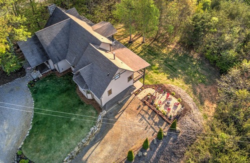 Waynesville House | Enjoy Luxury at The Perfect Season