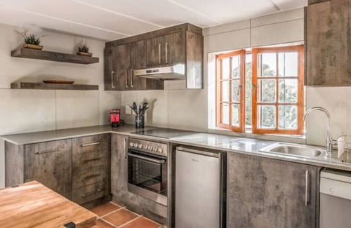 Stellenbosch Apartment | Enjoy magical views from the pool-side a few minutes from the heart of Stellies!