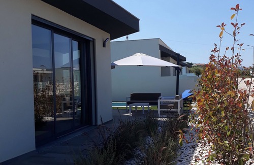 Coto Villa | Enjoy modern comfort and private heated pool at Casa Ambiente Verde