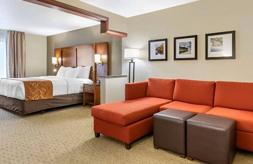 Comstock Park House | Enjoy Our Stunning Accommodations! W/ Free WiFi