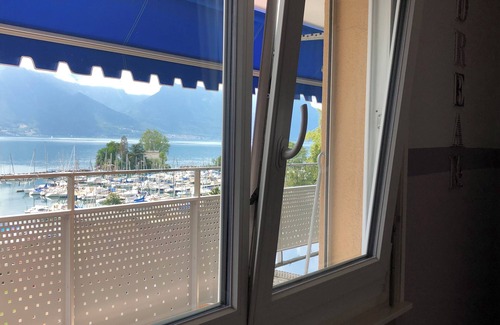Montreux Apartment | Enjoy panoramic views close to all via lakeside walk or bus next door !