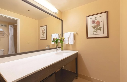 Wenatchee Hotel | Enjoy Panoramic Wenatchee Valley Views! Convenient Room, Pool, Free Parking!
