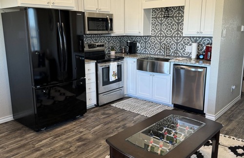 Crawford Cottage | Enjoy quiet country skies. Modern guest house in Crawford 20 mins to Waco.