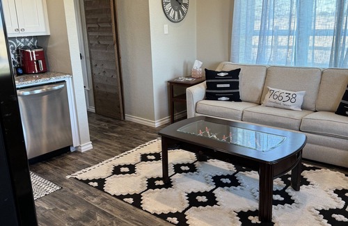 Crawford Cottage | Enjoy quiet country skies. Modern guest house in Crawford 20 mins to Waco.
