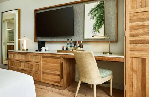 Marathon House | Enjoy Relaxation at Inviting Room in Marina Setting! Outdoor Pool, Parking!