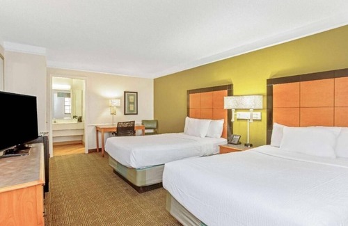 Orlando Hotel | Enjoy Relaxation | Free Parking & Breakfast | Pool | Near Airport | 2 Units