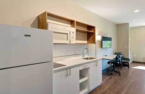 Sparks Hotel | Enjoy Roomy Accommodations Just Steps from Sparks Marina