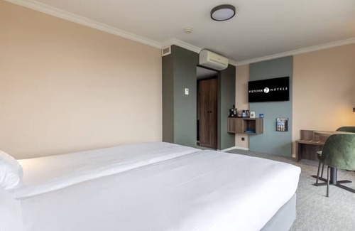 Exloo House | Enjoy Scenic Cycling Trails & Tennis, Plus Indoor Pool Access and Free Parking