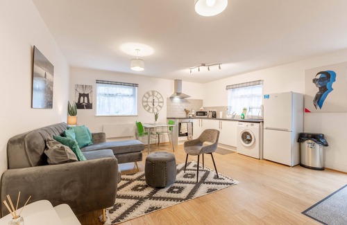 Chadwell Apartment | Enjoy Summer Holiday @ Fully Equipped 1BR Apt