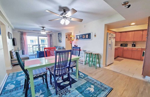 Pensacola Beach Condo | Enjoy Sunsets at Fully Equipped 2BR Condo at the Beach