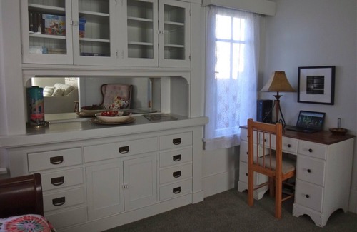 Eureka House | Enjoy TENNIS court & enclosed backyard; 3+ bedrooms, 5 beds; close 2 everything!