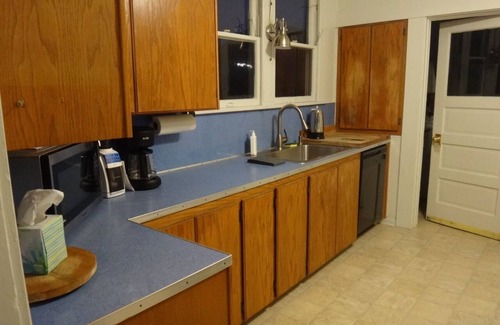 Eureka House | Enjoy TENNIS court & enclosed backyard; 3+ bedrooms, 5 beds; close 2 everything!